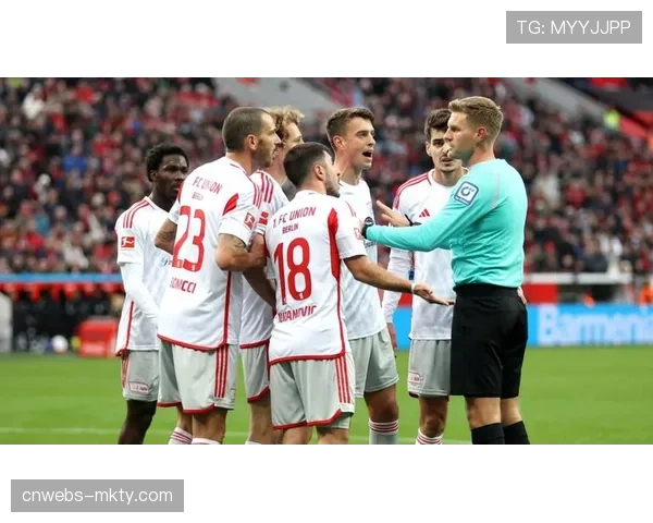 美因茨对阵柏林联合比赛中，主场球迷巨型TIFO致敬俱乐部成立120周年